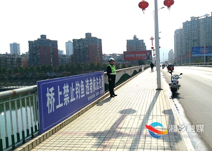 湘乡市多单位联合执法 劝退三座桥上垂钓者(图)