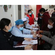 韶山公安：警民协力 暖心接送老年人接种疫苗