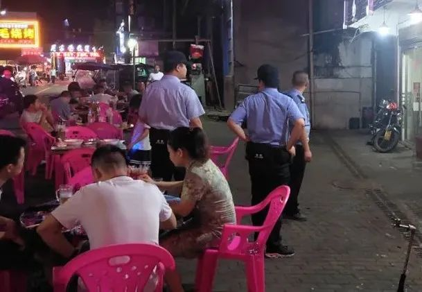 吃烧烤看夜“警” 莲乡公安夏季夜巡在行动