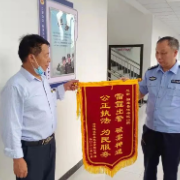 两业主闹矛盾车堵小区门  莲乡民警依法果断处置被送锦旗