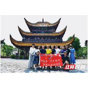 湘大学子岳阳楼下寻“忧乐”