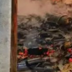 湖南湘潭：一居民家中熏制腊肉，结果厨房烧没了