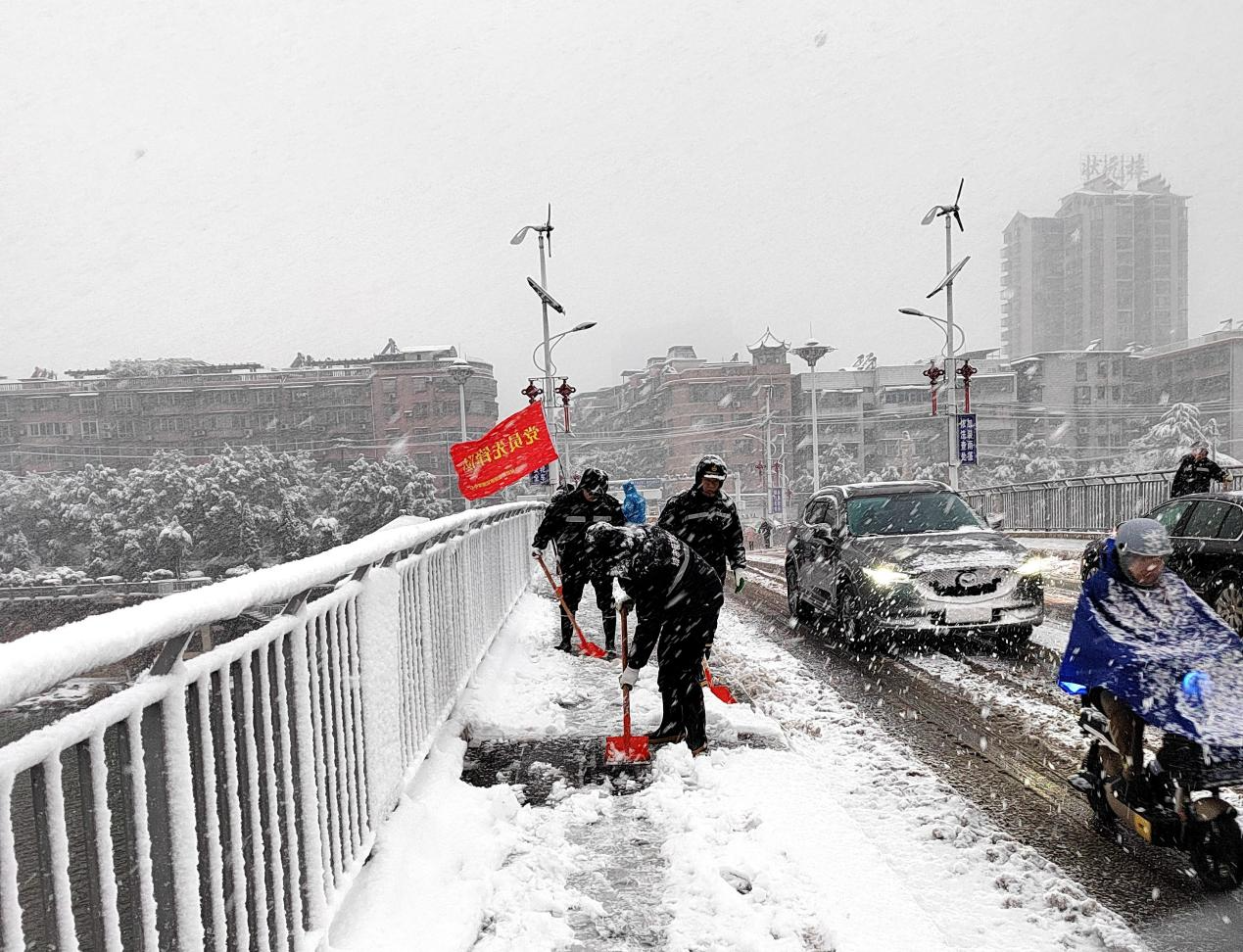 湘乡市：战风斗雪在一线 雪映党旗别样红