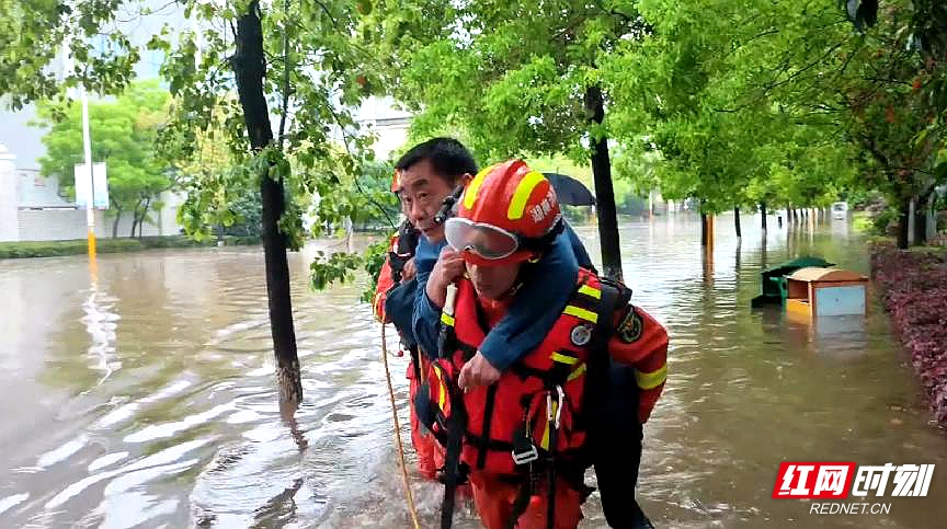 暴雨突袭 湘潭消防紧急援救被困群众