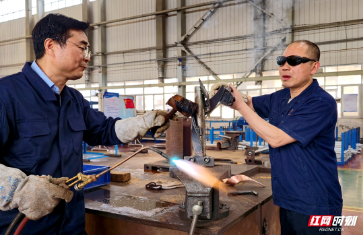 视频丨手工锤造100尊奖杯 湘潭“湖湘工匠”传递工匠精神