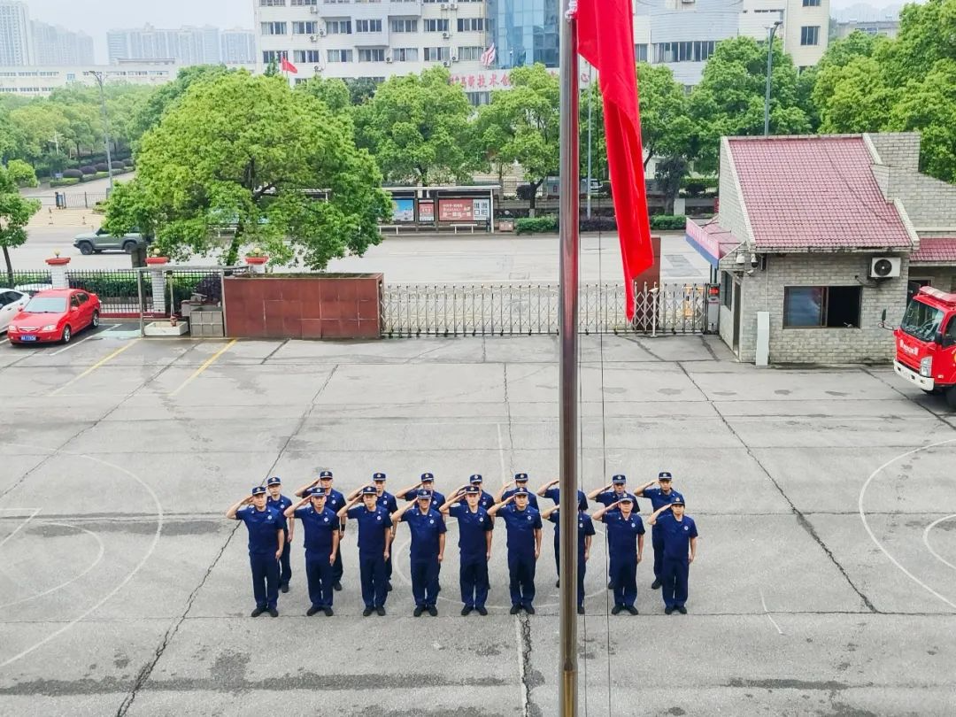 多图丨湘潭消防救援队伍开展“五一”升旗仪式