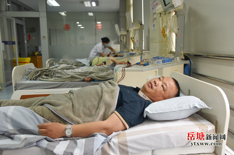 岳塘区“献血冠军”邓新辉：15年献血164次6.36万毫升