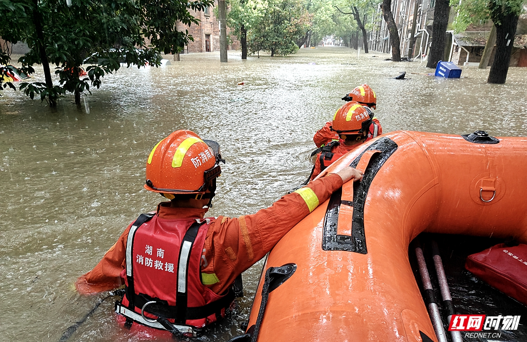 视频丨暴雨致内涝 湘潭消防紧急救援