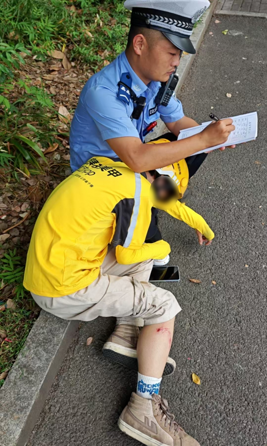 交通事故现场外卖员突发身体不适状况 湘潭交警暖心救助