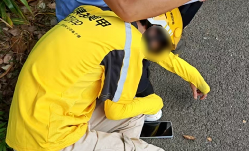 交通事故现场外卖员突发身体不适状况 湘潭交警暖心救助