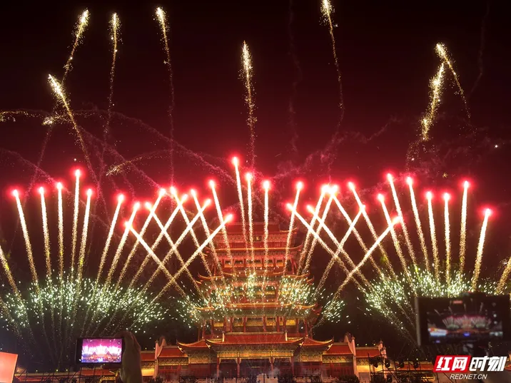 组图丨让夏夜的天空更精彩 万楼烟花秀等你来