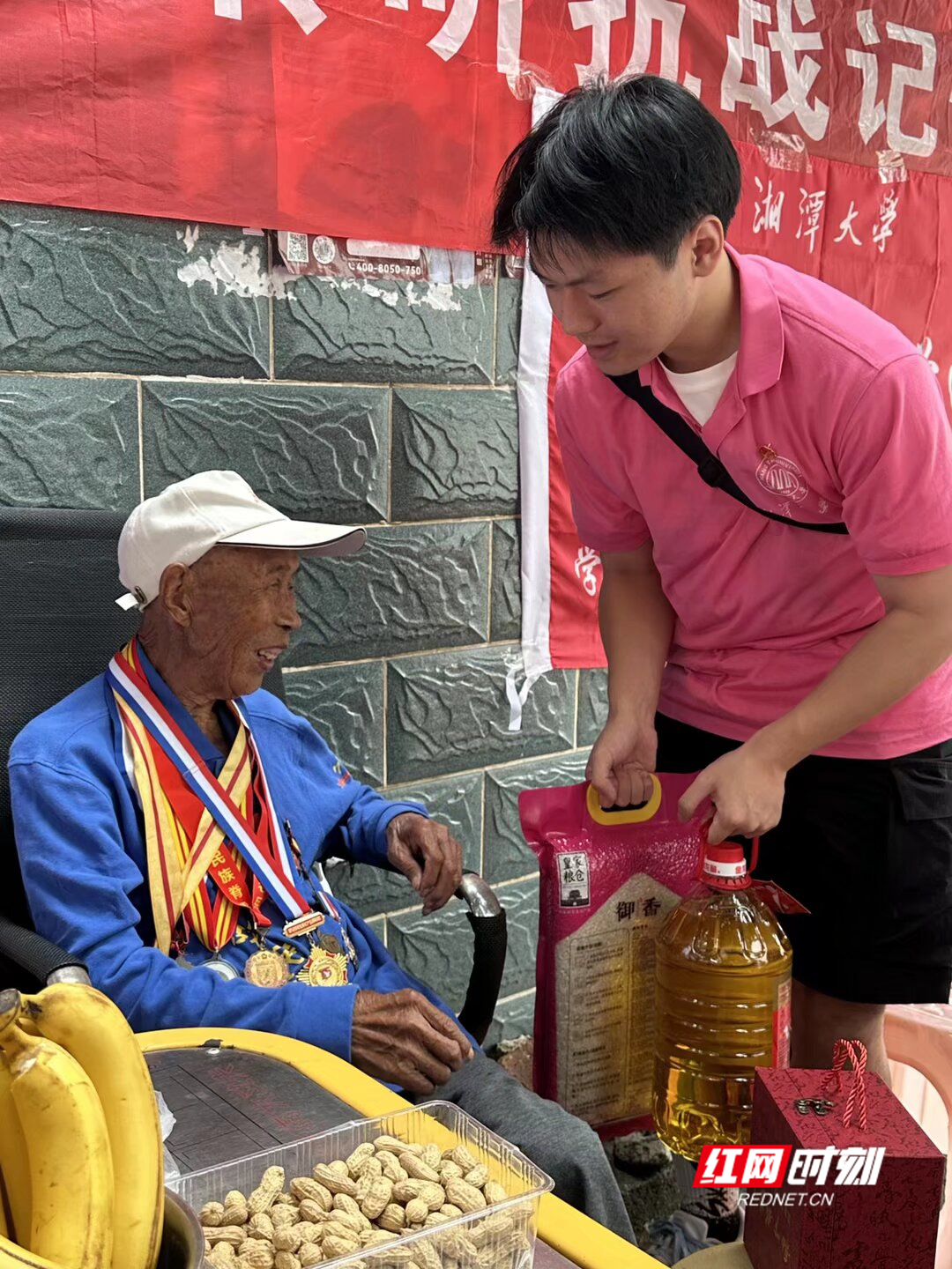 团队成员与谭万林交谈.png