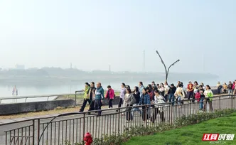 我爱湘潭我的家丨春风吹绿湘江岸 三千市民健步行