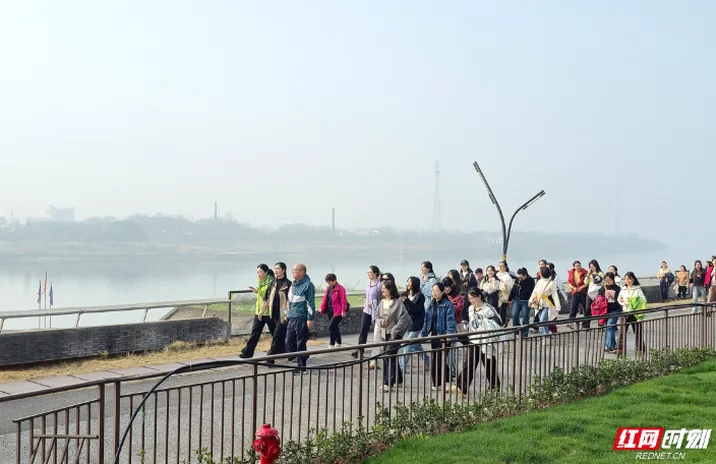 我爱湘潭我的家丨春风吹绿湘江岸 三千市民健步行