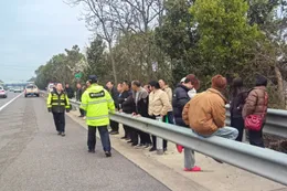 客车故障滞留高速 湘潭高速紧急联动转运53名乘客