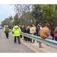 客车故障滞留高速 湘潭高速紧急联动转运53名乘客