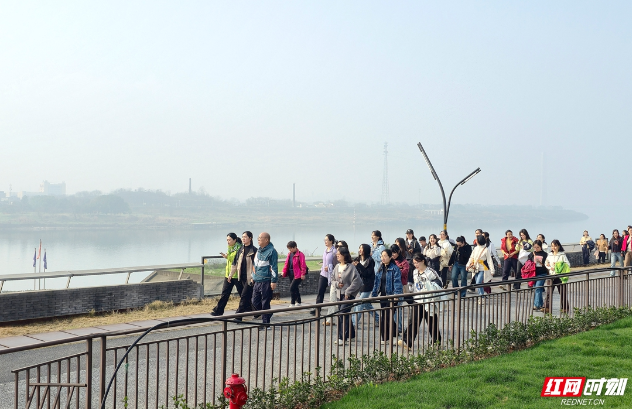 我爱湘潭我的家丨春风吹绿湘江岸 三千市民健步行