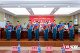 雏鹰逐梦 湘潭县一中向2026年海军飞行学员发放录取通知书