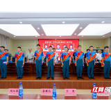 雏鹰逐梦 湘潭县一中向2026年海军飞行学员发放录取通知书