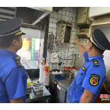 莲城步行街一炸鸡店油烟直排 岳塘城管依法查处