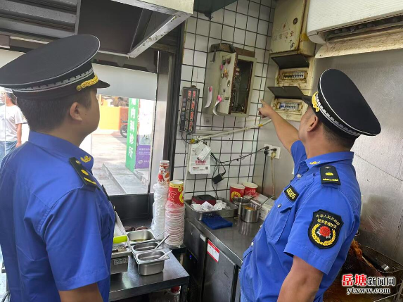 莲城步行街一炸鸡店油烟直排 岳塘城管依法查处