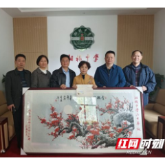 湘机中学校友徐宇虹为新建校史馆提供珍贵资料