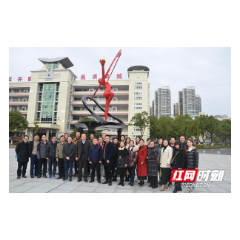 湘潭市二中组织教职员工赴常德学校进行学习交流