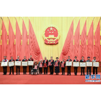 新华全媒头条：彪炳史册的人间奇迹 一往无前的磅礴力量——习近平总书记在全国脱贫攻坚总结表彰大会上的重要讲话激荡人心、鼓舞士气