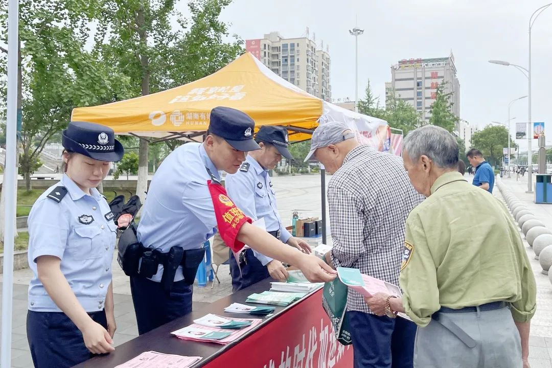 世界电信日 ，湘乡市多部门联合开展防电诈宣传活动