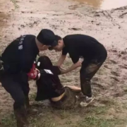 惊心！湘潭莲城步行街城市快警于湘江中救起轻生女子