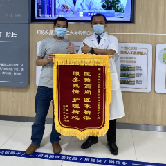 老人刷抖音导致视力下降,配镜师女儿选择了这项手术