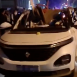 湖南湘潭一辆汽车行驶中突发爆炸车顶掀飞，当地通报