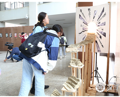 湘大学子笔绘党团史 93幅作品让师生感受历史与艺术的碰撞
