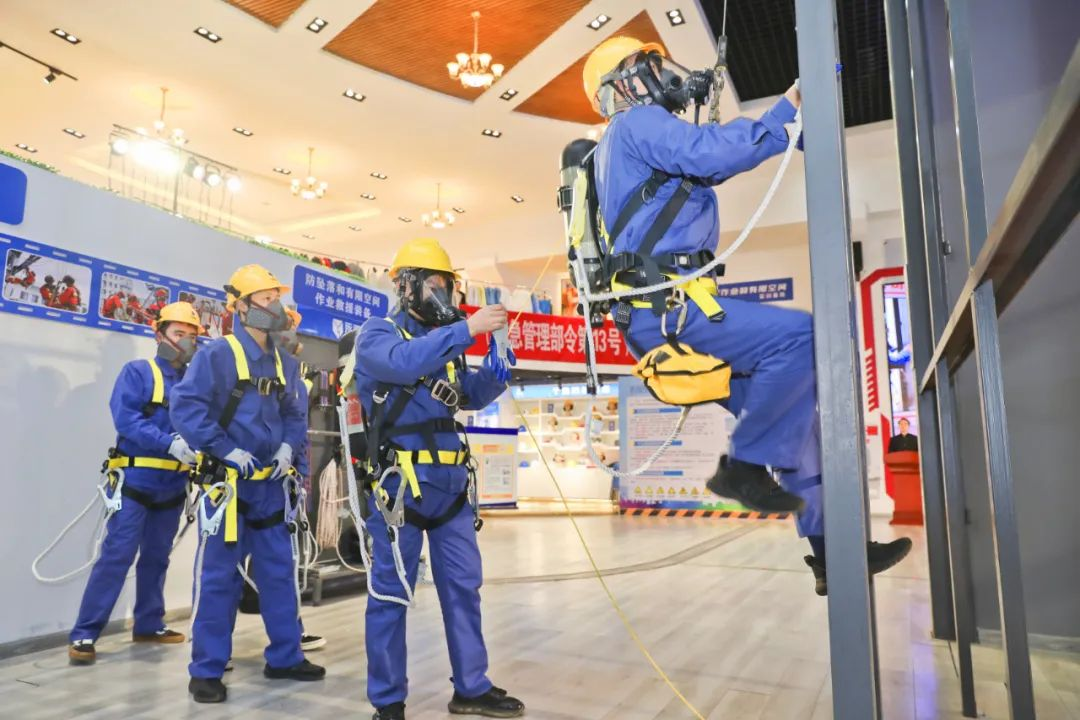 “莲城应急—2023·工贸”行业有限空间作业应急救援技能比武大赛举行