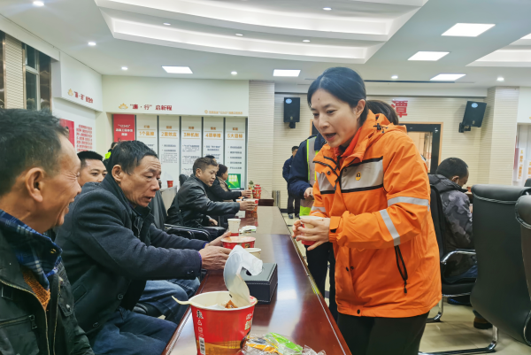 春运进行时 | 冰雪夜，湘潭高速“路灯”志愿者温暖55名滞留司乘回家路