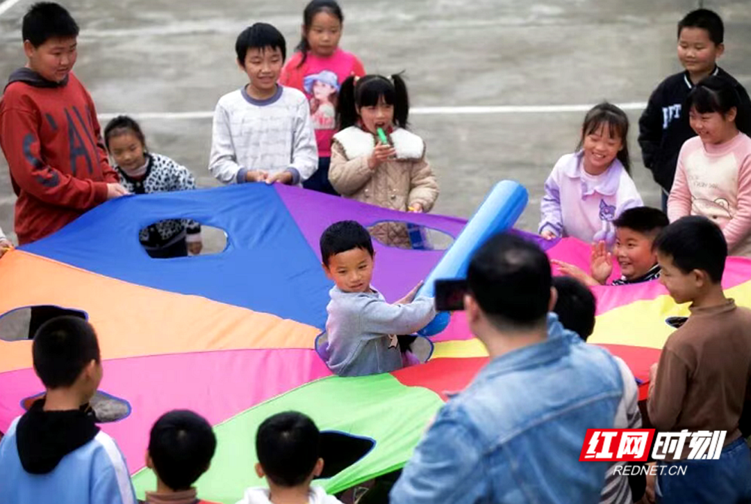 湘潭开放大学师生赴双湖小学开展教学实践活动