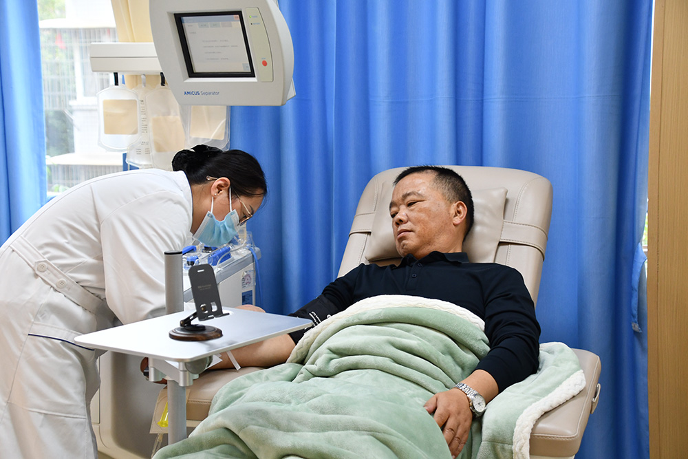 “无偿献血达人”邓新辉:以热血诠释奉献之美