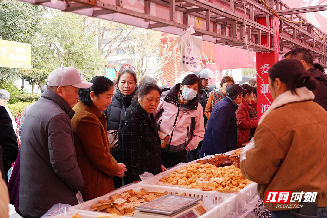 2025农博会丨湘潭农博会热度持续 “苗妹子”展位人气旺