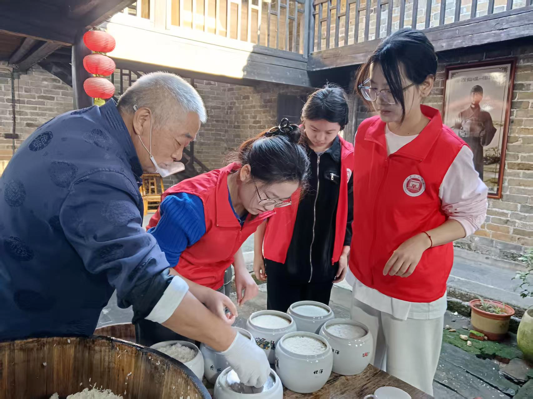 湘潭理工学院学子赴长乐镇探寻非遗的“青春密码”