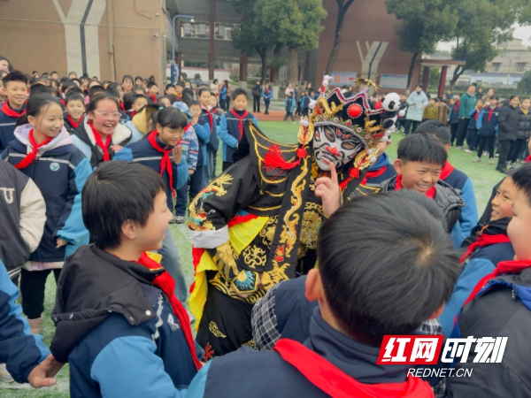 岳塘区友谊学校开学典礼融合非遗传承与校园文明建设