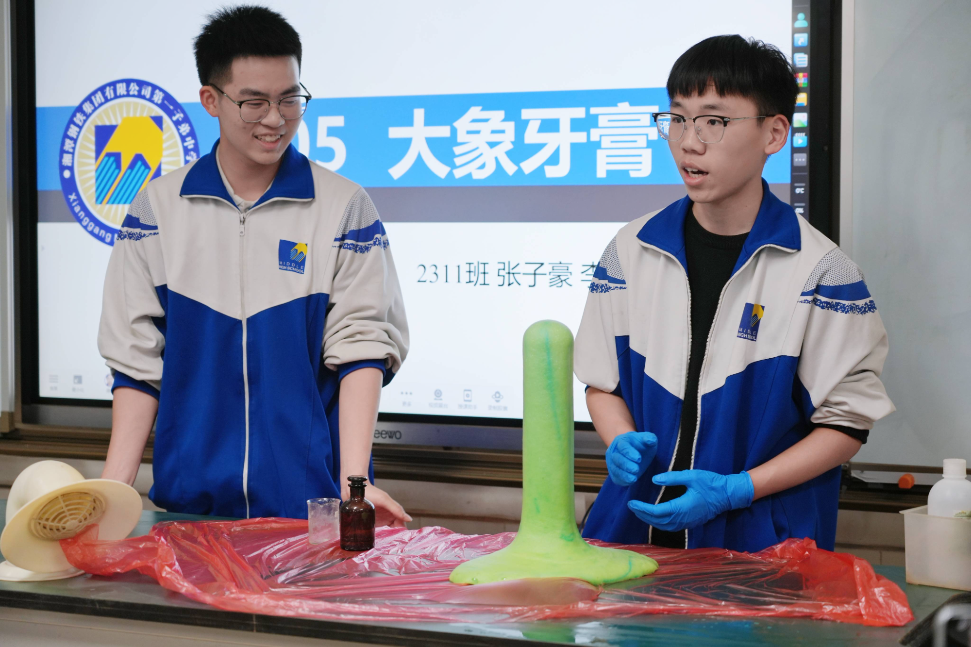 湘钢一中校园科技文化节化学周系列活动举行