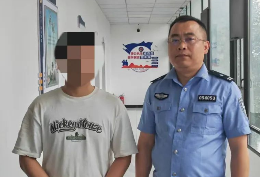 行政拘留 一男子在湘潭县沿路张贴涉黄小广告被抓现行