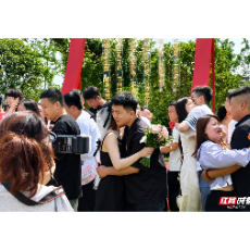 “全国通办”后首个“520” 湘潭市婚姻登记甜蜜“爆单”