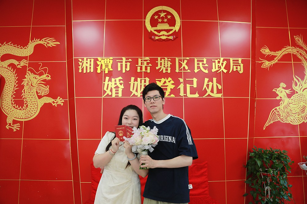 岳塘区民政局婚姻登记中心迎来领证小高峰