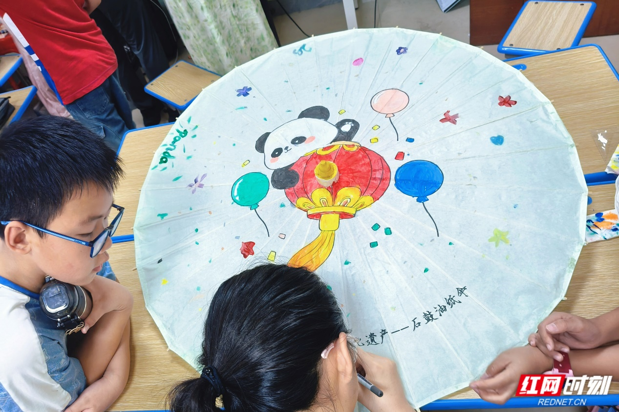 组图丨手绘石鼓油纸伞 湘潭这个暑期托管很有“趣”