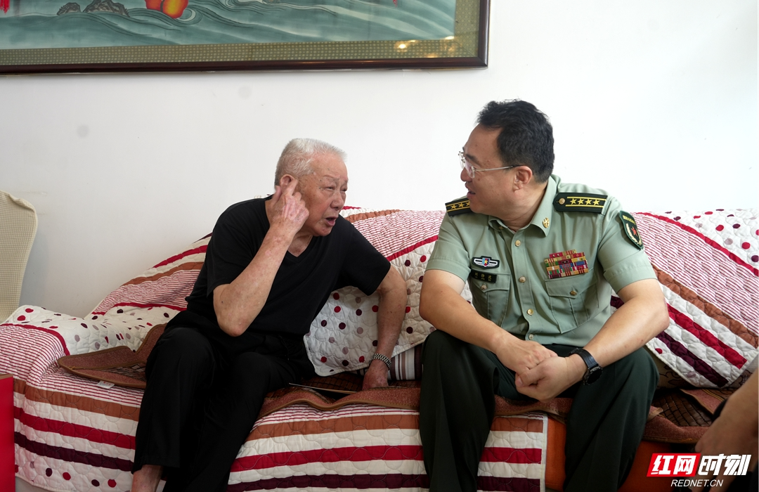 致敬老兵丨湘潭军分区司令员刘静波带队走访慰问百岁抗战老兵