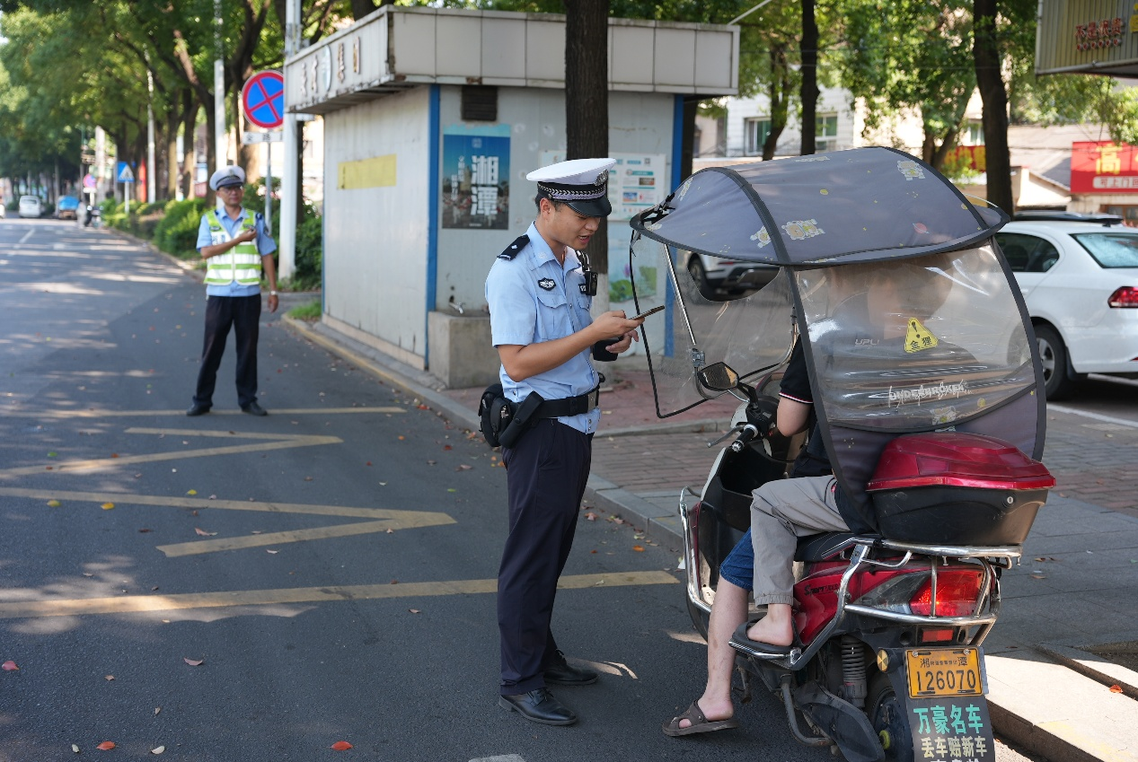 湘潭开展“摩电”交通违法集中整治