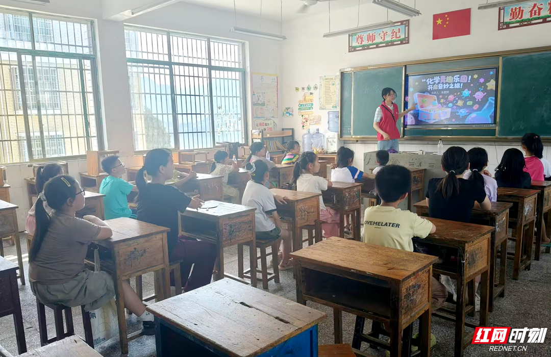 湘潭大学青马工程卓越班赴新化县开展教育帮扶活动