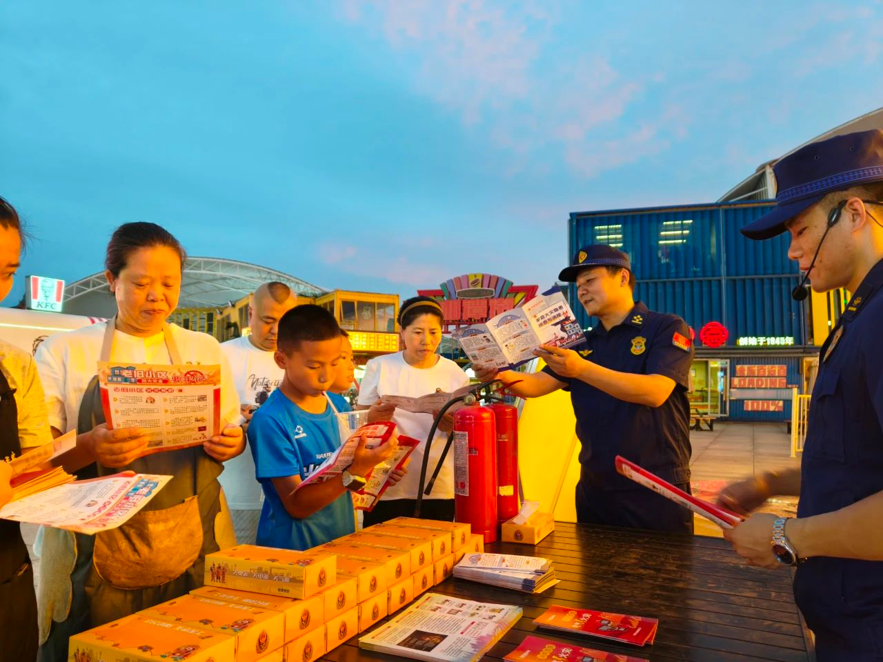 湘潭消防夜市“开课” 万楼青年码头设摊科普安全