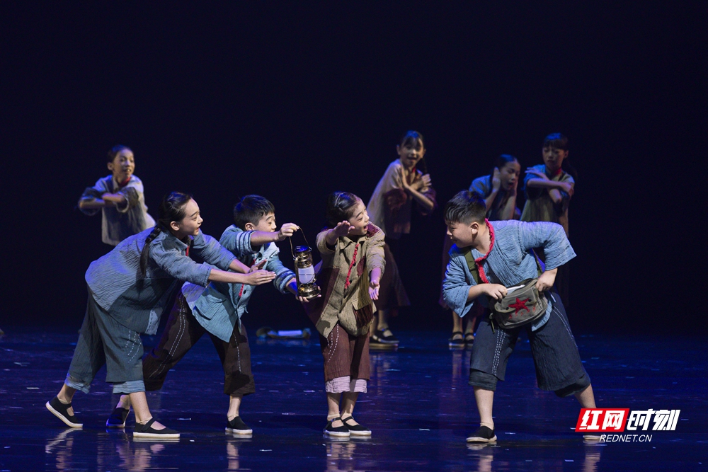 湘潭原创少儿舞作《红红的挎包》闪耀全国“小荷风采”舞台